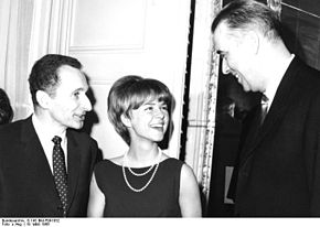 290px-bundesarchiv_b_145_bild-p0918522c_verleihung_des_berliner_kunstpreises