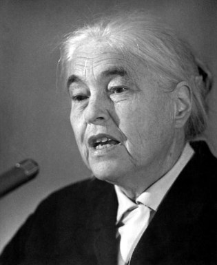 Anna_Seghers_(Bundesarchiv-Bild_183-F0114-0204-003)_–_retouched_by_Carschten