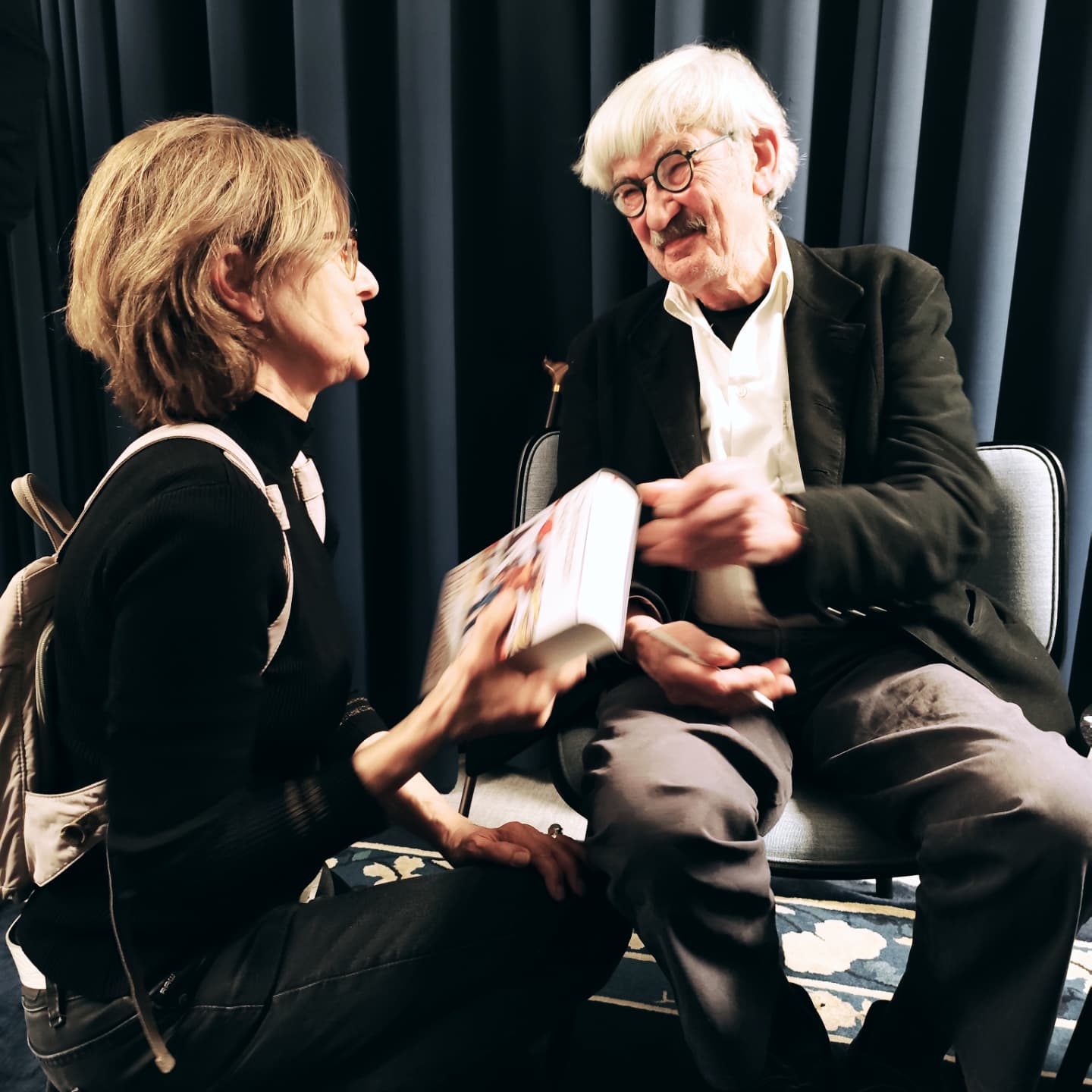 Jacqueline Masuck lässt sich von Christoph Hein seinen neuen Roman signieren.